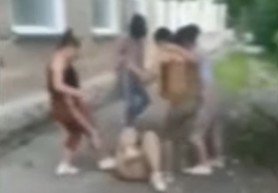 VIDEO +18 // Patru tinere au bătut cu mâinile și picioarele o minoră în plină stradă la Buiucani. Trei dintre agresoare au câte 15-16 ani